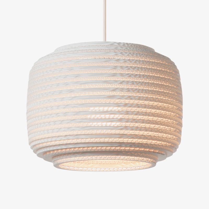 Weiße Scraplights Ausi 8 Hängeleuchte von Graypants aus recycelter Pappe, warmes Licht.